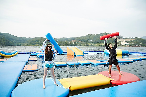 포토 JPG 주간 전신 커플 여자 남자 수영복 커플라이프 장난 휴가 서기 성인 야외 두명 앞모습 30대 여름휴가 바캉스 강 경쟁 한국인 놀이터 튜브 가평 성인만 국내포토 자연요소 라이프스타일 옷 뷰포인트 컨셉 관계 모션 놀이 사람 동양인 장년 경기도 파일형식 여름_계절