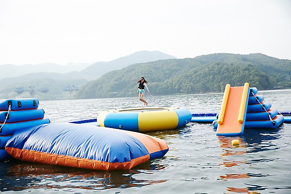 포토 JPG 주간 전신 여자 수영복 휴가 한명 성인 야외 30대 여름휴가 바캉스 강 점프 한국인 미끄럼틀 놀이터 튜브 가평 성인여자한명만 트럼플린 국내포토 자연요소 1 옷 모션 놀이 사람 동양인 장년 놀이용품 놀이기구 경기도 여자한명만 성인여자만 파일형식 여름_계절