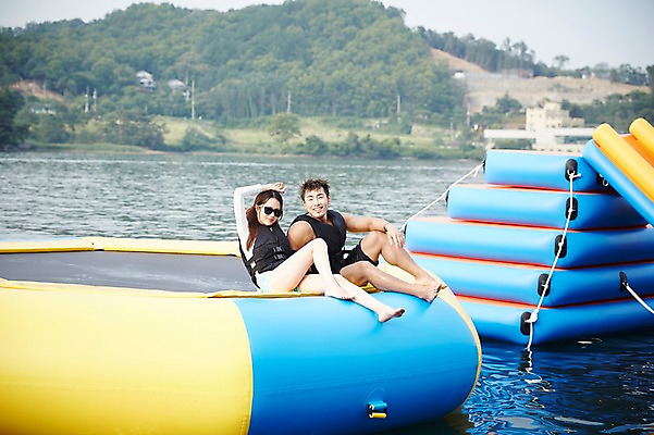 포토 JPG 주간 전신 커플 여자 남자 수영복 커플라이프 휴가 앉기 성인 야외 두명 앞모습 30대 여름휴가 바캉스 강 선글라스 한국인 구명조끼 튜브 가평 성인만 트럼플린 국내포토 자연요소 라이프스타일 옷 안경 뷰포인트 관계 모션 사람 동양인 장년 놀이용품 경기도 구조용품 파일형식 여름_계절