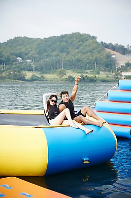 포토 JPG 주간 전신 커플 여자 남자 수영복 커플라이프 휴가 앉기 성인 야외 두명 앞모습 30대 여름휴가 바캉스 강 선글라스 한국인 구명조끼 튜브 가평 성인만 트럼플린 국내포토 자연요소 라이프스타일 옷 안경 뷰포인트 관계 모션 사람 동양인 장년 놀이용품 경기도 구조용품 파일형식 여름_계절