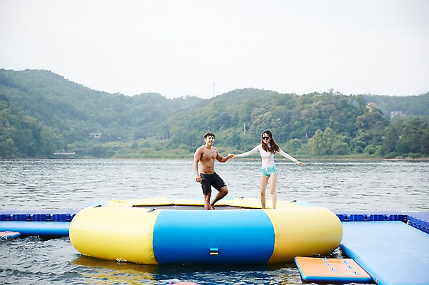 포토 JPG 주간 전신 커플 여자 남자 수영복 커플라이프 휴가 서기 성인 야외 두명 앞모습 30대 여름휴가 바캉스 강 선글라스 손잡기 한국인 튜브 가평 성인만 트럼플린 국내포토 자연요소 라이프스타일 옷 안경 뷰포인트 관계 모션 사람 동양인 장년 놀이용품 경기도 파일형식 여름_계절