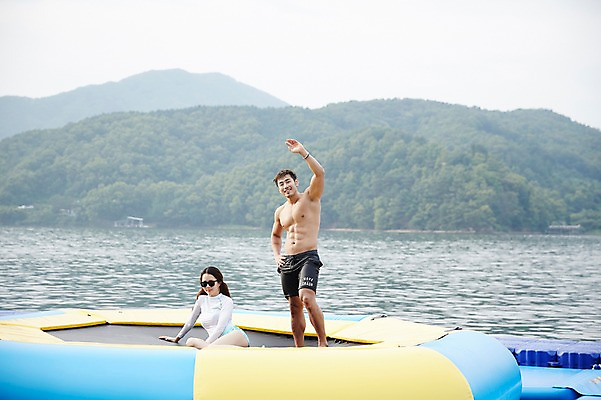 포토 JPG 주간 전신 커플 여자 남자 수영복 커플라이프 휴가 서기 앉기 성인 야외 두명 앞모습 30대 여름휴가 바캉스 강 선글라스 한국인 튜브 가평 성인만 트럼플린 국내포토 자연요소 라이프스타일 옷 안경 뷰포인트 관계 모션 사람 동양인 장년 놀이용품 경기도 파일형식 여름_계절