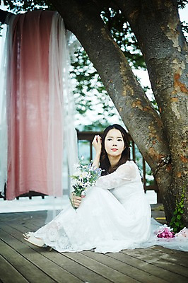 포토 JPG 전신 나무 원피스 여자 꽃다발 한명 들기 앉기 성인 옆모습 30대 한국인 가평 청순 성인여자한명만 셀프웨딩 국내포토 식물 1 옷 꽃 뷰포인트 컨셉 모션 사람 동양인 장년 경기도 여자한명만 성인여자만 파일형식 웨딩촬영