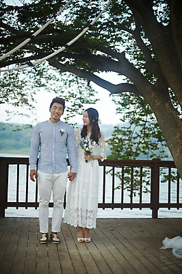 포토 JPG 전신 나무 커플 여자 남자 꽃다발 커플라이프 서기 미소 성인 두명 앞모습 30대 손잡기 한국인 코사지 가평 성인만 셀프웨딩 국내포토 식물 라이프스타일 꽃 뷰포인트 장신구 관계 모션 표정 사람 동양인 장년 경기도 파일형식 웨딩촬영