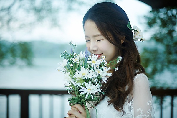 포토 JPG 주간 여자 꽃 꽃다발 한명 미소 들기 상반신 성인 야외 옆모습 30대 눈감음 한국인 가평 청순 성인여자한명만 셀프웨딩 국내포토 자연요소 식물 1 뷰포인트 컨셉 모션 표정 사람 동양인 장년 경기도 여자한명만 성인여자만 파일형식 웨딩촬영