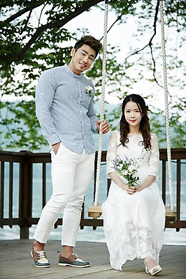 포토 JPG 주간 전신 나무 커플 여자 남자 꽃다발 커플라이프 서기 미소 앉기 성인 야외 두명 앞모습 30대 한국인 그네 코사지 가평 성인만 셀프웨딩 국내포토 자연요소 식물 라이프스타일 꽃 뷰포인트 장신구 관계 모션 표정 사람 동양인 장년 경기도 파일형식 웨딩촬영