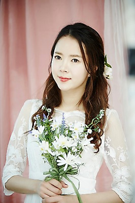 포토 JPG 원피스 여자 꽃다발 한명 미소 들기 상반신 성인 앞모습 30대 한국인 가평 청순 성인여자한명만 셀프웨딩 국내포토 1 옷 꽃 뷰포인트 컨셉 모션 표정 사람 동양인 장년 경기도 여자한명만 성인여자만 파일형식 웨딩촬영