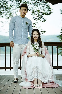 포토 JPG 주간 전신 커플 여자 남자 꽃다발 커플라이프 의자 서기 미소 앉기 성인 야외 두명 앞모습 30대 한국인 코사지 가평 성인만 셀프웨딩 국내포토 자연요소 라이프스타일 꽃 뷰포인트 가구 장신구 관계 모션 표정 사람 동양인 장년 경기도 파일형식 웨딩촬영