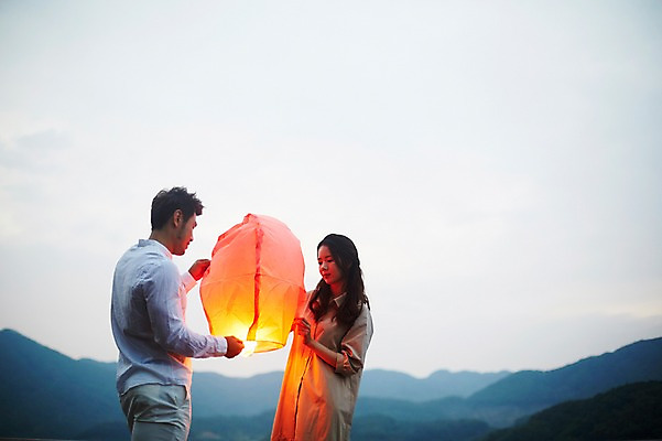 포토 JPG 커플 여자 남자 커플라이프 성인 야외 두명 옆모습 30대 일몰 로맨틱 한국인 가평 풍등 풍등날리기 성인만 국내포토 라이프스타일 뷰포인트 컨셉 관계 조명 사람 동양인 장년 노을 경기도 파일형식 풍등축제