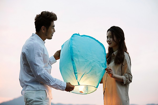 포토 JPG 커플 여자 남자 커플라이프 성인 야외 두명 옆모습 30대 일몰 로맨틱 한국인 가평 풍등 풍등날리기 성인만 국내포토 라이프스타일 뷰포인트 컨셉 관계 조명 사람 동양인 장년 노을 경기도 파일형식 풍등축제