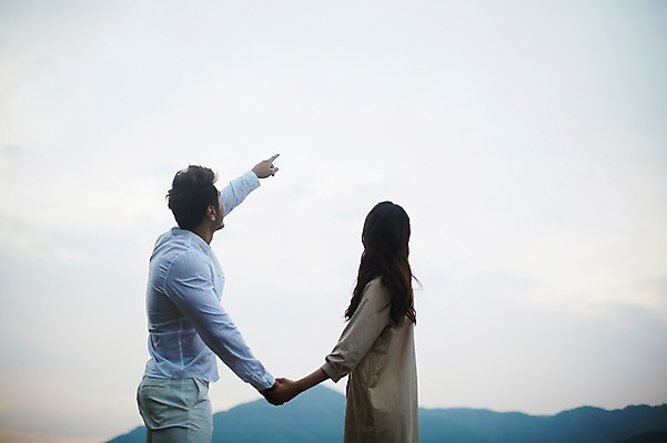 포토 JPG 커플 여자 남자 커플라이프 하늘 산 성인 야외 두명 옆모습 30대 손잡기 로맨틱 한국인 가리킴 가평 성인만 국내포토 라이프스타일 뷰포인트 컨셉 관계 모션 사람 동양인 손짓 장년 경기도 파일형식