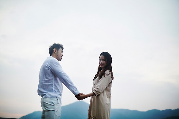 포토 JPG 커플 여자 남자 커플라이프 산 성인 야외 두명 옆모습 30대 손잡기 로맨틱 한국인 가평 성인만 국내포토 라이프스타일 뷰포인트 컨셉 관계 모션 사람 동양인 장년 경기도 파일형식