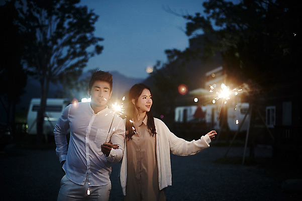 포토 JPG 커플 여자 남자 커플라이프 폭죽 불꽃놀이 성인 야외 두명 앞모습 30대 로맨틱 한국인 야간 가평 성인만 스파클라 국내포토 자연요소 라이프스타일 뷰포인트 컨셉 관계 놀이 사람 동양인 장년 경기도 파일형식