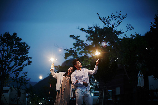 포토 JPG 커플 여자 남자 커플라이프 폭죽 불꽃놀이 성인 야외 두명 앞모습 30대 팔짱 로맨틱 한국인 야간 가평 성인만 스파클라 국내포토 자연요소 라이프스타일 뷰포인트 컨셉 관계 모션 놀이 사람 동양인 장년 경기도 파일형식