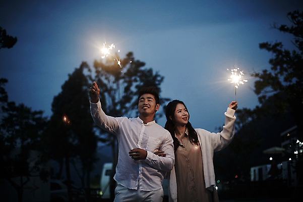 포토 JPG 커플 여자 남자 커플라이프 폭죽 불꽃놀이 성인 야외 두명 앞모습 30대 팔짱 로맨틱 한국인 야간 가평 성인만 스파클라 국내포토 자연요소 라이프스타일 뷰포인트 컨셉 관계 모션 놀이 사람 동양인 장년 경기도 파일형식