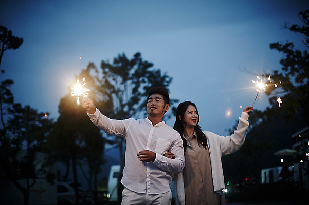 포토 JPG 커플 여자 남자 커플라이프 폭죽 불꽃놀이 성인 야외 두명 앞모습 30대 팔짱 로맨틱 한국인 야간 가평 성인만 스파클라 국내포토 자연요소 라이프스타일 뷰포인트 컨셉 관계 모션 놀이 사람 동양인 장년 경기도 파일형식