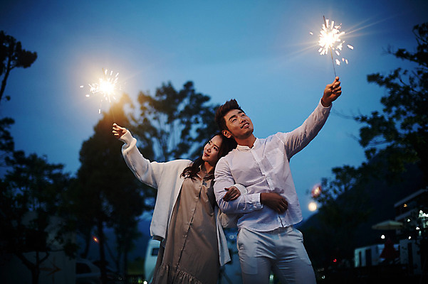 포토 JPG 커플 여자 남자 커플라이프 폭죽 불꽃놀이 성인 야외 두명 앞모습 30대 팔짱 로맨틱 한국인 야간 가평 성인만 스파클라 국내포토 자연요소 라이프스타일 뷰포인트 컨셉 관계 모션 놀이 사람 동양인 장년 경기도 파일형식