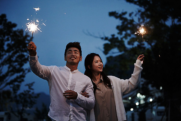 포토 JPG 커플 여자 남자 커플라이프 폭죽 불꽃놀이 성인 야외 두명 30대 팔짱 로맨틱 한국인 야간 가평 성인만 스파클라 국내포토 자연요소 라이프스타일 컨셉 관계 모션 놀이 사람 동양인 장년 경기도 파일형식
