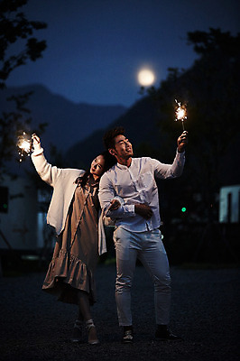 포토 JPG 전신 커플 여자 남자 커플라이프 폭죽 불꽃놀이 성인 야외 두명 30대 팔짱 로맨틱 한국인 야간 가평 성인만 스파클라 국내포토 자연요소 라이프스타일 컨셉 관계 모션 놀이 사람 동양인 장년 경기도 파일형식