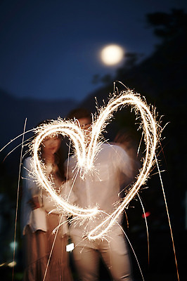 포토 JPG 커플 여자 남자 커플라이프 폭죽 불꽃놀이 성인 야외 두명 아웃포커스 30대 로맨틱 한국인 하트 야간 가평 성인만 스파클라 국내포토 자연요소 모양 라이프스타일 컨셉 관계 놀이 촬영기법 사람 동양인 장년 경기도 파일형식