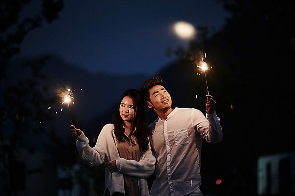 포토 JPG 커플 여자 남자 커플라이프 폭죽 불꽃놀이 성인 야외 두명 30대 로맨틱 한국인 야간 가평 성인만 스파클라 국내포토 자연요소 라이프스타일 컨셉 관계 놀이 사람 동양인 장년 경기도 파일형식