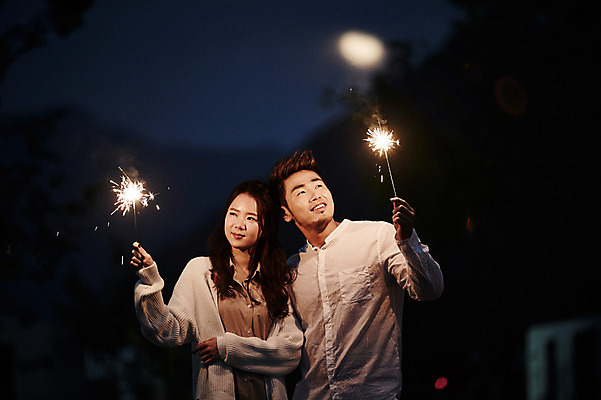 포토 JPG 커플 여자 남자 커플라이프 폭죽 불꽃놀이 성인 야외 두명 30대 로맨틱 한국인 야간 가평 성인만 스파클라 국내포토 자연요소 라이프스타일 컨셉 관계 놀이 사람 동양인 장년 경기도 파일형식