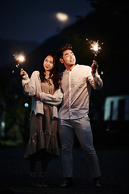 포토 JPG 전신 커플 여자 남자 커플라이프 폭죽 불꽃놀이 성인 야외 두명 30대 로맨틱 한국인 야간 가평 성인만 스파클라 국내포토 자연요소 라이프스타일 컨셉 관계 놀이 사람 동양인 장년 경기도 파일형식
