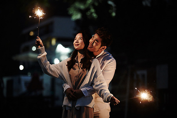 포토 JPG 커플 여자 남자 커플라이프 폭죽 불꽃놀이 성인 야외 두명 30대 로맨틱 한국인 야간 백허그 가평 성인만 스파클라 국내포토 자연요소 라이프스타일 컨셉 관계 포옹 놀이 사람 동양인 장년 경기도 파일형식