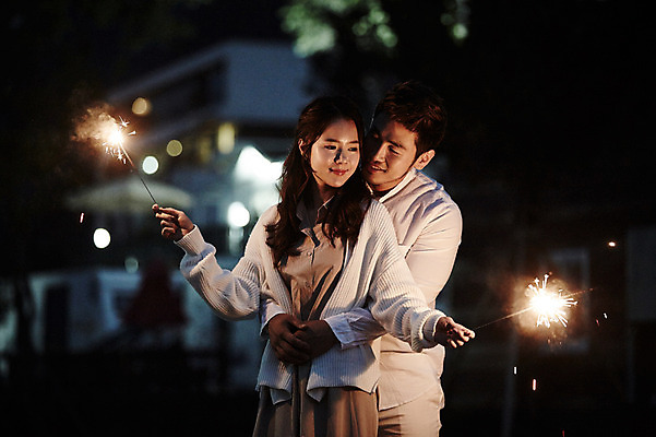포토 JPG 커플 여자 남자 커플라이프 폭죽 불꽃놀이 성인 야외 두명 30대 로맨틱 한국인 야간 백허그 가평 성인만 스파클라 국내포토 자연요소 라이프스타일 컨셉 관계 포옹 놀이 사람 동양인 장년 경기도 파일형식