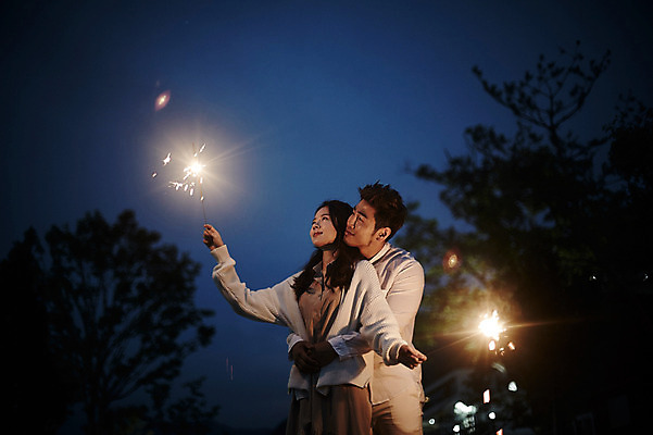 포토 JPG 커플 여자 남자 커플라이프 폭죽 불꽃놀이 성인 야외 두명 30대 로맨틱 한국인 야간 백허그 가평 성인만 스파클라 국내포토 자연요소 라이프스타일 컨셉 관계 포옹 놀이 사람 동양인 장년 경기도 파일형식