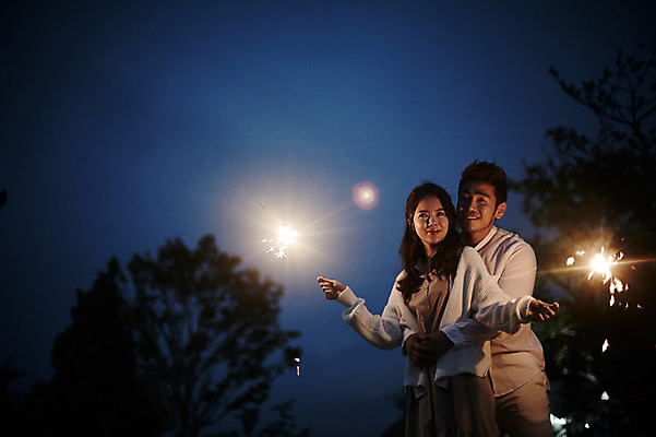 포토 JPG 커플 여자 남자 커플라이프 폭죽 불꽃놀이 성인 야외 두명 30대 로맨틱 한국인 야간 백허그 가평 성인만 스파클라 국내포토 자연요소 라이프스타일 컨셉 관계 포옹 놀이 사람 동양인 장년 경기도 파일형식