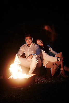 포토 JPG 커플 여자 남자 커플라이프 성인 야외 두명 30대 기댐 로맨틱 한국인 야간 모닥불 가평 성인만 국내포토 자연요소 라이프스타일 컨셉 관계 모션 불 사람 동양인 장년 경기도 파일형식