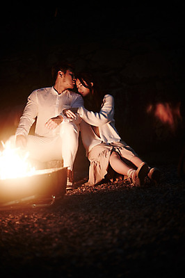 포토 JPG 커플 여자 남자 커플라이프 키스 성인 야외 두명 30대 기댐 로맨틱 한국인 야간 모닥불 가평 성인만 국내포토 자연요소 라이프스타일 컨셉 관계 모션 불 사람 동양인 장년 애정표현 경기도 파일형식