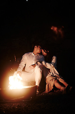 포토 JPG 커플 여자 남자 커플라이프 키스 성인 야외 두명 30대 기댐 로맨틱 한국인 야간 모닥불 가평 성인만 국내포토 자연요소 라이프스타일 컨셉 관계 모션 불 사람 동양인 장년 애정표현 경기도 파일형식