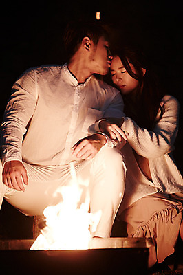 포토 JPG 커플 여자 남자 커플라이프 키스 성인 야외 두명 30대 팔짱 눈감음 로맨틱 한국인 야간 모닥불 가평 성인만 국내포토 자연요소 라이프스타일 컨셉 관계 모션 불 사람 동양인 장년 애정표현 경기도 파일형식