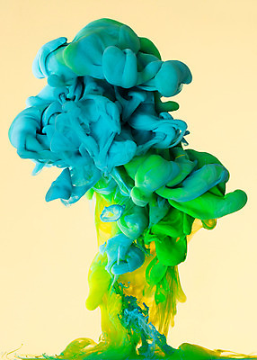 포토 JPG 스튜디오촬영 컬러 하늘색 백그라운드 잉크 실내 사람없음 연두색 물 파란색 노란색 페인트 물감 얼룩 질감 국내포토 자연요소 내부 초록색 미술도구 파일형식