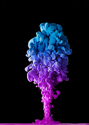 포토 JPG 스튜디오촬영 컬러 하늘색 백그라운드 검은배경 잉크 실내 사람없음 물 파란색 보라색 페인트 물감 얼룩 자주색 질감 국내포토 자연요소 내부 검은색 미술도구 파일형식