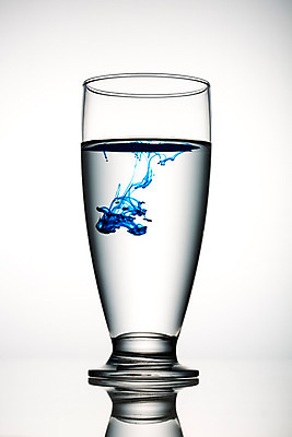 포토 JPG 스튜디오촬영 컬러 백그라운드 잔 잉크 실내 사람없음 컵 물 파란색 페인트 물감 얼룩 질감 국내포토 자연요소 식기 내부 미술도구 파일형식