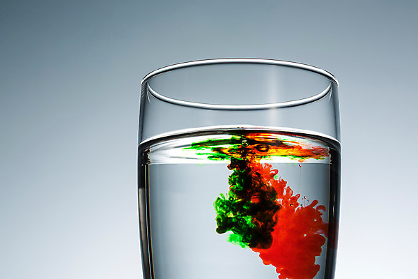 포토 JPG 스튜디오촬영 컬러 백그라운드 잔 잉크 실내 사람없음 컵 빨간색 초록색 물 페인트 물감 얼룩 질감 국내포토 자연요소 식기 내부 미술도구 파일형식