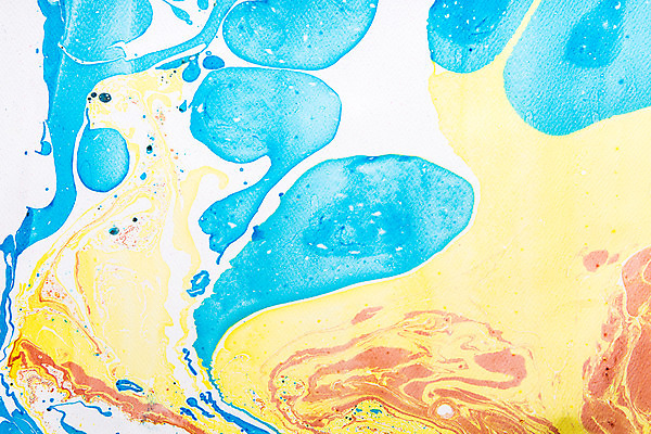 포토 JPG 스튜디오촬영 종이 컬러 하늘색 백그라운드 잉크 실내 미술 사람없음 물 파란색 노란색 페인트 물감 붓 얼룩 질감 마블링 국내포토 자연요소 문화예술 내부 미술도구 파일형식