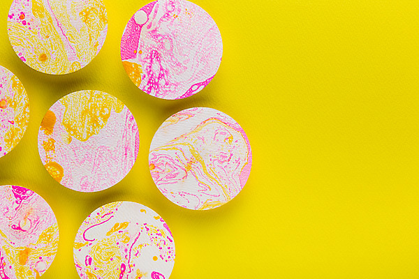 포토 JPG 스튜디오촬영 종이 분홍색 컬러 백그라운드 붓터치 잉크 실내 미술 사람없음 물 노란색 페인트 물감 붓 얼룩 질감 국내포토 자연요소 문화예술 내부 미술도구 파일형식