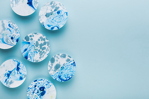 포토 JPG 스튜디오촬영 종이 컬러 하늘색 백그라운드 붓터치 잉크 실내 미술 사람없음 물 파란색 페인트 물감 붓 얼룩 질감 국내포토 자연요소 문화예술 내부 미술도구 파일형식