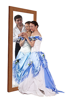 포토 JPG 해외이미지 백인 커플 드레스 여자 행복 컨셉 생각 상상 아이디어 함께함 서기 성인 두명 파란색 희망 꿈 거울 흰색 가운 고독 유령 신비 소원 고립 염원 해외202004 해외포토 서양인 옷 감정 컬러 관계 모션 사람 파일형식 이미지허브