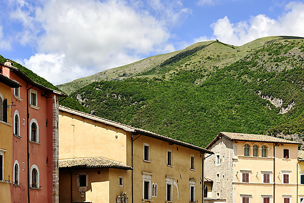 포토 JPG 해외이미지 외관 벽 건축양식 거리 주택 사람없음 야외 건물 목재 교회 여행객 문 마을 이탈리아 궁전 조약돌 도시 중세 아치 대문 좁은 벽돌담 타운 옛날 정문 해외202004 해외포토 나무 건축물 건축 유럽 고건축 재료 종교건축 벽돌 사람 담장 돌_바위 역사 파일형식 이미지허브