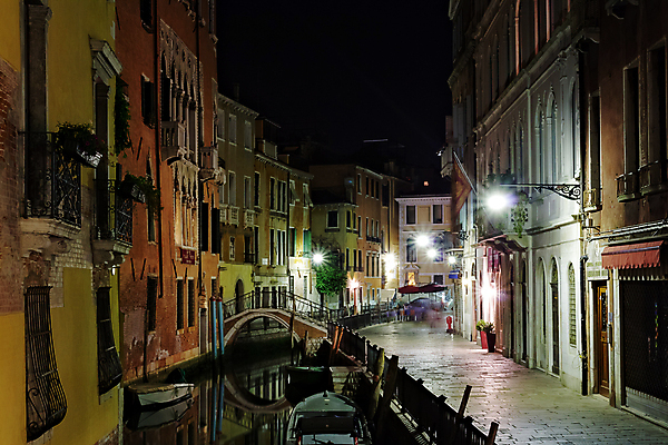 포토 JPG 해외이미지 전통 유럽 여행 건축양식 휴가 벽돌 주택 미술 풍경 사람없음 물 빛 강 컬러풀 반사 여행객 이탈리아 발코니 도시 보트 중세 역사 곤돌라 야간 저녁 운하 베네치아 옛날 채널 해외202004 해외포토 자연요소 건축 나라 컬러 배_교통 문화예술 사람 건물 파일형식 이미지허브