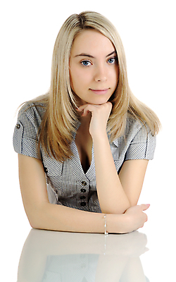 포토 JPG 해외이미지 백인 1 응시 여자 실내 한명 사람 성인 파란색 금발 카메라 흰색 슛 팔꿈치 해외202004 해외포토 서양인 헤어스타일 시선 컬러 내부 신체부위 전자제품 팔 파일형식 이미지허브