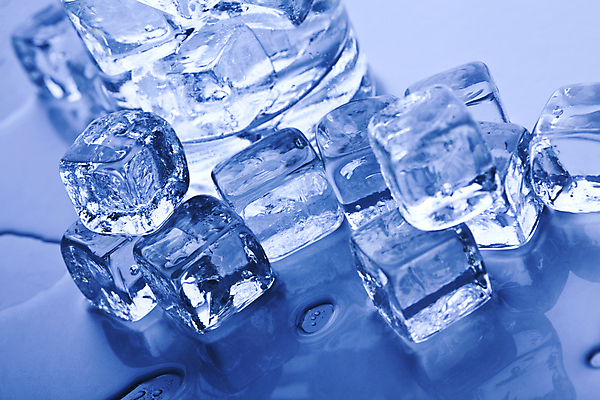 포토 JPG 해외이미지 음료 따뜻함 사람없음 물 파란색 얼음 블록 신선 투명 액체 떨어짐 시원함 크리스탈 큐브 상쾌 정사각형 해외202004 해외포토 자연요소 도형 감정 컬러 컨셉 광석 파일형식 이미지허브