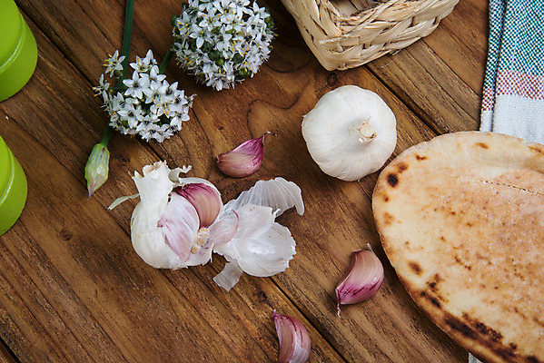포토 JPG 해외이미지 꽃 음식 빵 백그라운드 전구 탁자 건강 마늘 사람없음 목재 바구니 신선 아침식사 바게트 인도인 허브 아로마 향 옛날 핸드메이드 해외202004 해외포토 외국인 나무 식물 가구 채소 재료 동양인 식사 파일형식 이미지허브