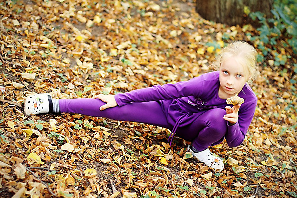 포토 JPG 해외이미지 백인 1 응시 계절 공원 여자 딸 행복 얼굴 어린이 잎 자연 한명 사람 소녀 야외 초록색 여름 금발 노란색 유행 기쁨 꿈 가을 작음 천진난만 유일 해외202004 해외포토 서양인 식물 헤어스타일 시선 공공시설 감정 컬러 컨셉 가족 신체부위 크기 생태계 파일형식 이미지허브
