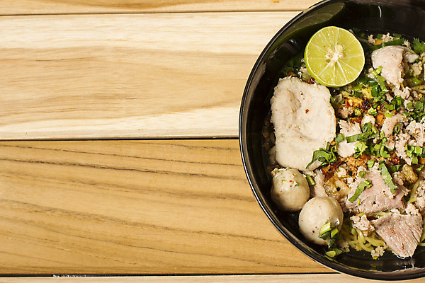 포토 JPG 해외이미지 접시 아시아 음식 채소 젓가락 태국 밥 양파 새우 요리 동양인 사람없음 목재 가로 빨간색 초록색 갈색 식당 식사 저녁식사 중국 당근 튀김 흰색 신선 정상 레몬 해산물 대나무 국수 라임 후추 패드 점심식사 해외202004 해외포토 나무 식기 나라 컬러 과일 재료 뿌리채소 수저 갑각류 인종 상점 면류 향신료 파일형식 이미지허브